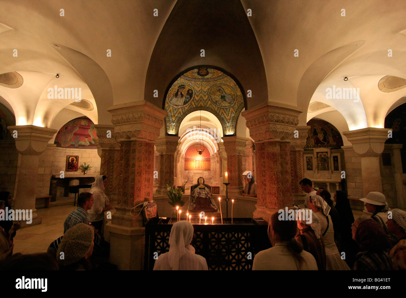 Israel, Jerusalén, peregrinos por la estatua de María en el sueño eterno en el día de la Asunción en la Iglesia de la Dormición en el monte de Sión Foto de stock