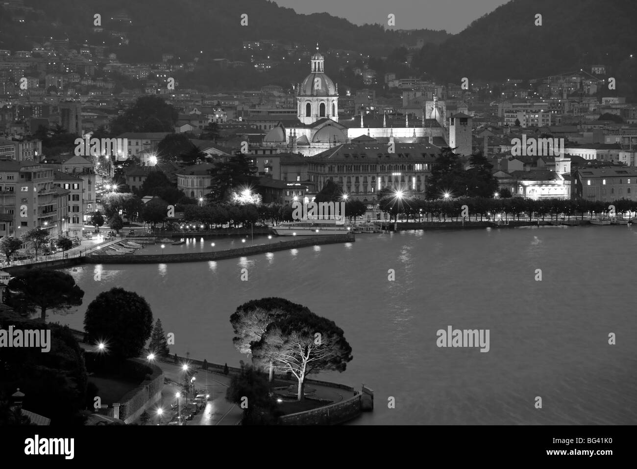 Italia, Lombardía, Región de Los Lagos, el Lago de Como, Como, vista de la ciudad de Bellagio road, noche Foto de stock