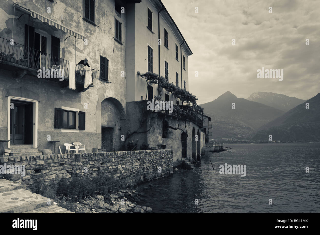Italia, Lombardía, Región de Los Lagos, el Lago de Como, Santa Maria Rezzonico, junto al lago casas Foto de stock