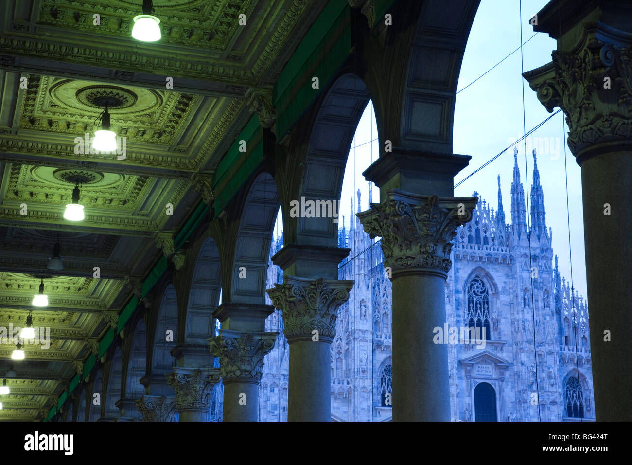 Italia, Lombardía, Milán, Plaza del Duomo, el Duomo, la catedral, el amanecer Foto de stock