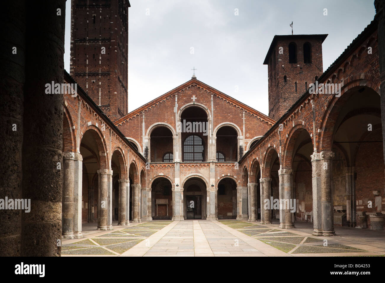 Italia, Lombardía, Milán, la Basílica di Sant Ambrogio iglesia, siglo iv, exterior Foto de stock