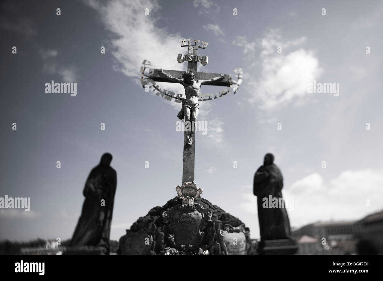 Crucifixión estatua, el Puente de Carlos, Praga, República Checa Foto de stock
