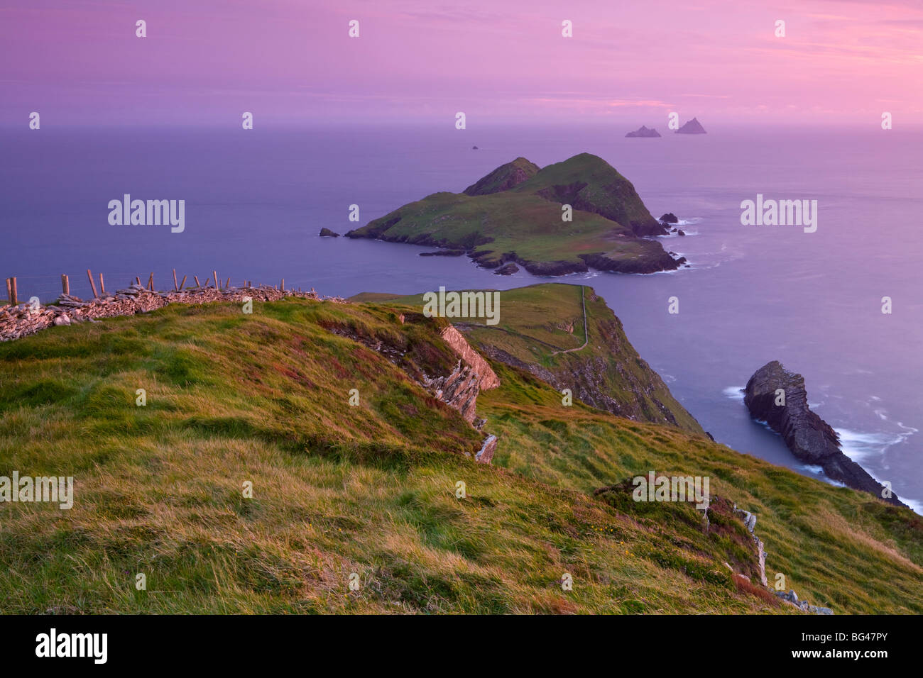 Vista hacia las Islas Skellig, Condado de Kerry, Irlanda Foto de stock