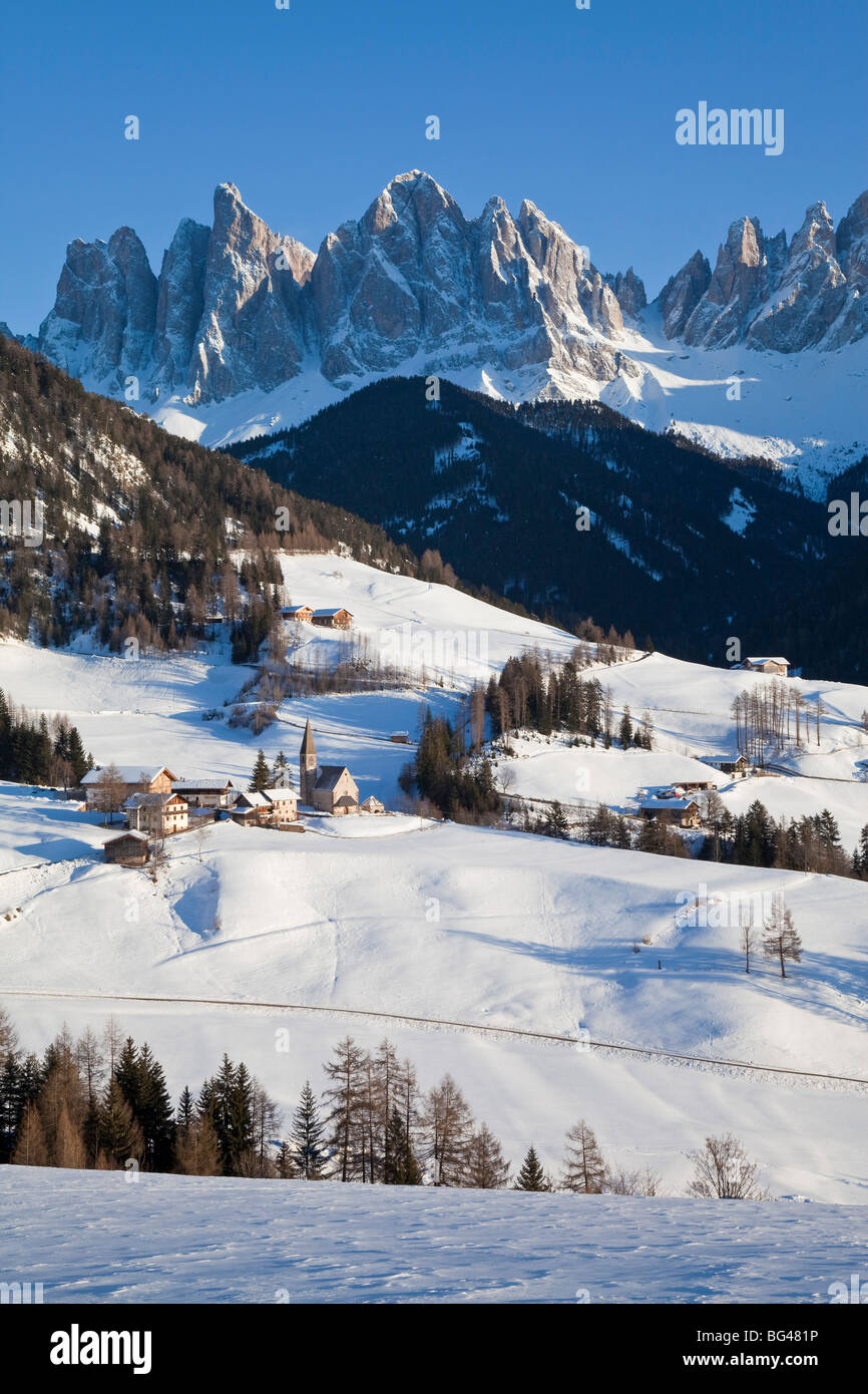 Santa Magdalena village, Geisler Spitzen (3060m), Val di Funes, dolomitas, montañas, Trentino-Alto Adigio, Tirol del Sur, Italia Foto de stock