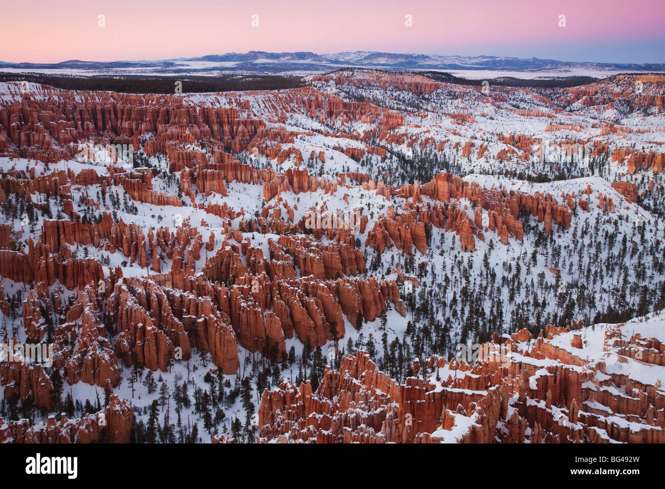 Estados Unidos, Utah, Bryce Canyon, Parque Nacional Bryce anfiteatro desde Bryce Point atardecer de invierno Foto de stock