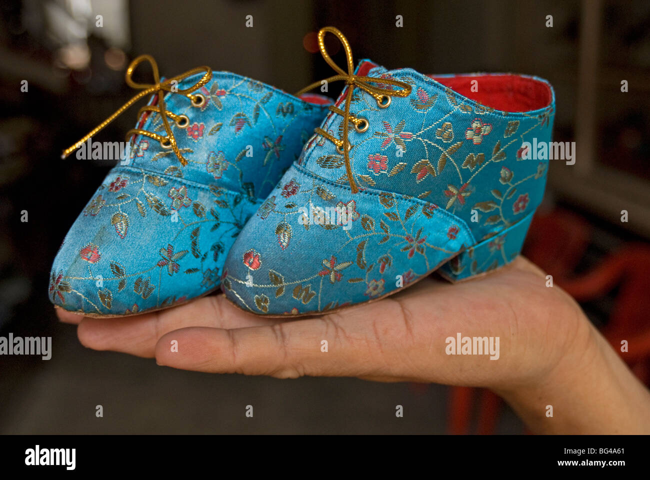 Los pies atados zapatos chinos, Melaka, Malasia, Sudeste Asiático, Asia  Fotografía de stock - Alamy