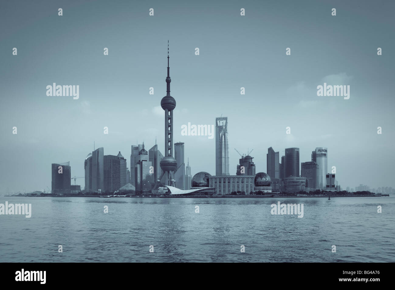 China, Shanghai, Distrito de Pudong, la Oriental Pearl Tower y el Río Huangpu Foto de stock