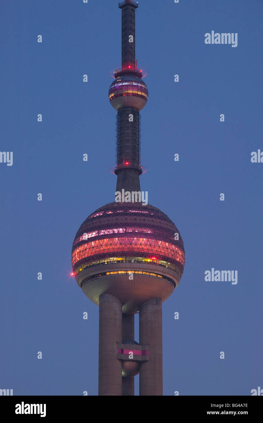 China, Shanghai, Distrito de Pudong, la Oriental Pearl Tower Foto de stock