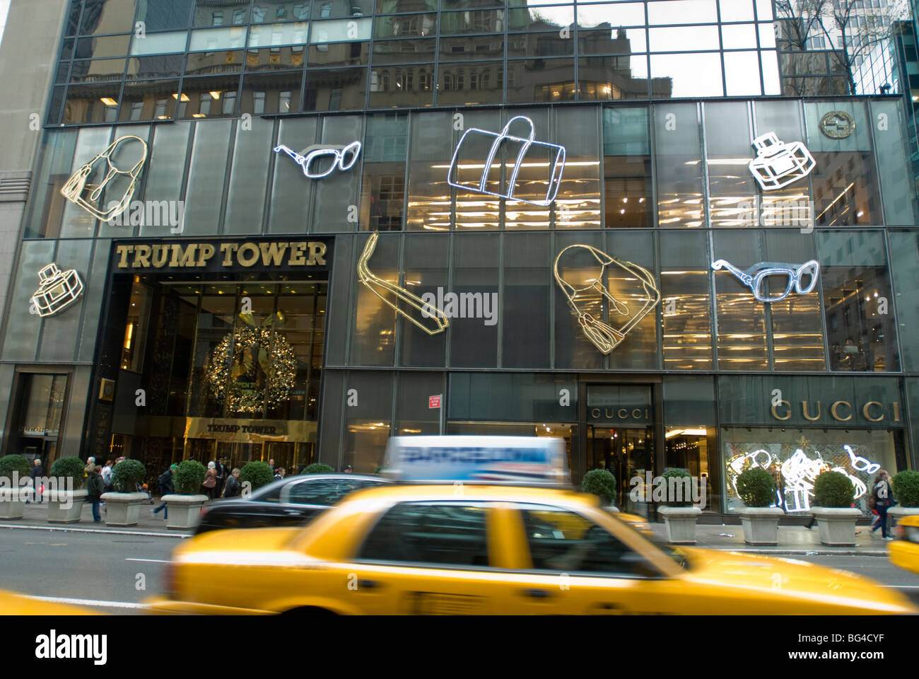 La tienda de Gucci en la Quinta Avenida en el Trump Tower en Nueva York  decorado para la Navidad Fotografía de stock - Alamy