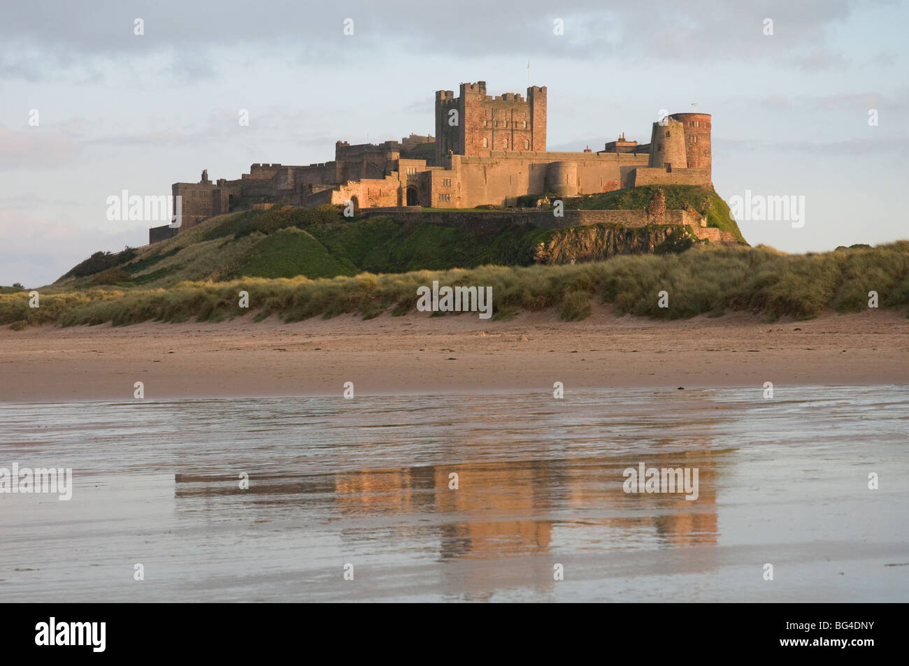 Bamburgh Castle en Northumbria, Inglaterra Foto de stock