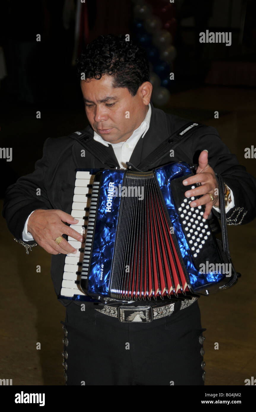 Lujoso repentinamente Persona a cargo Músico mexicano tocando el acordeón Fotografía de stock - Alamy