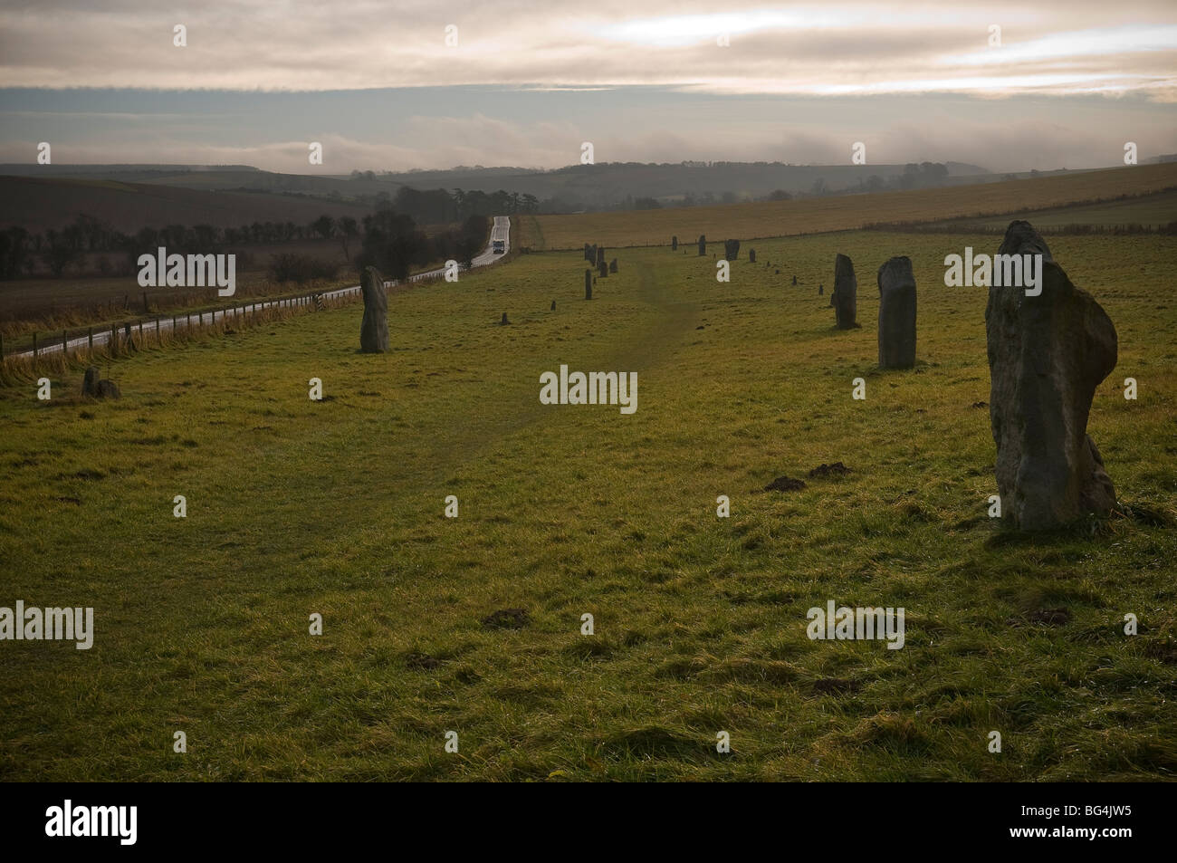 La avenida de piedras Sarsen principales del círculo de piedra de Avebury Neolítico en Wiltshire, REINO UNIDO Foto de stock