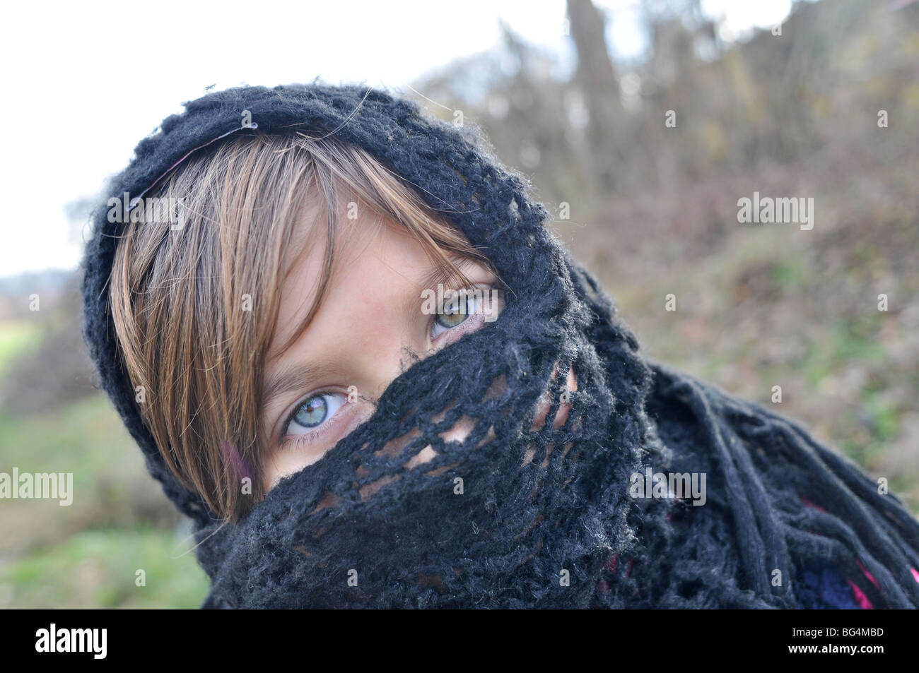 Chica con pañuelo sobre su cara Fotografía de stock - Alamy