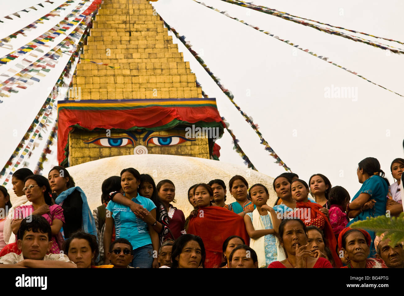 Al pueblo nepalés se juntan para un colorido festival en el templo de Bodnath en Katmandú. Foto de stock