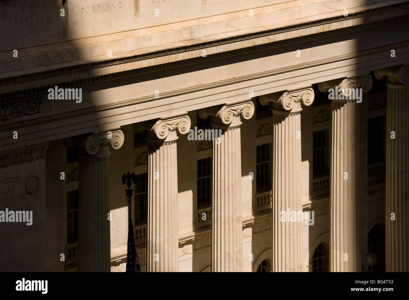 Colonnade, columnas de los EE.UU. Byron White Courthouse Denver Colorado Décimo Tribunal de Circuito de Apelaciones en Stout Street. Foto de stock