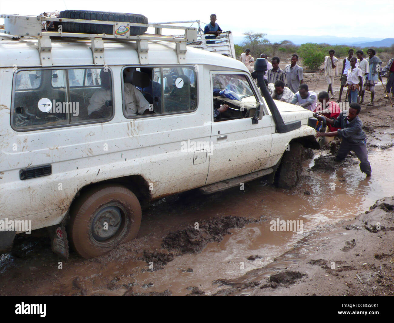 Las carreteras son malas en Etiopía y todos los coches se atascan en el barro. Foto de stock