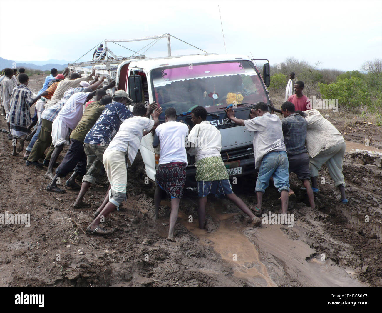 Las carreteras son malas en Etiopía y todos los coches se atascan en el barro. Foto de stock