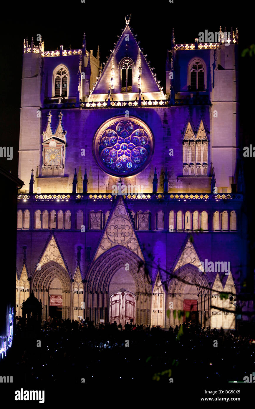 Catedral Saint-Jean durante el Festival de las luces ('Fête des Lumières"  en francés), Lyon, Francia Fotografía de stock - Alamy