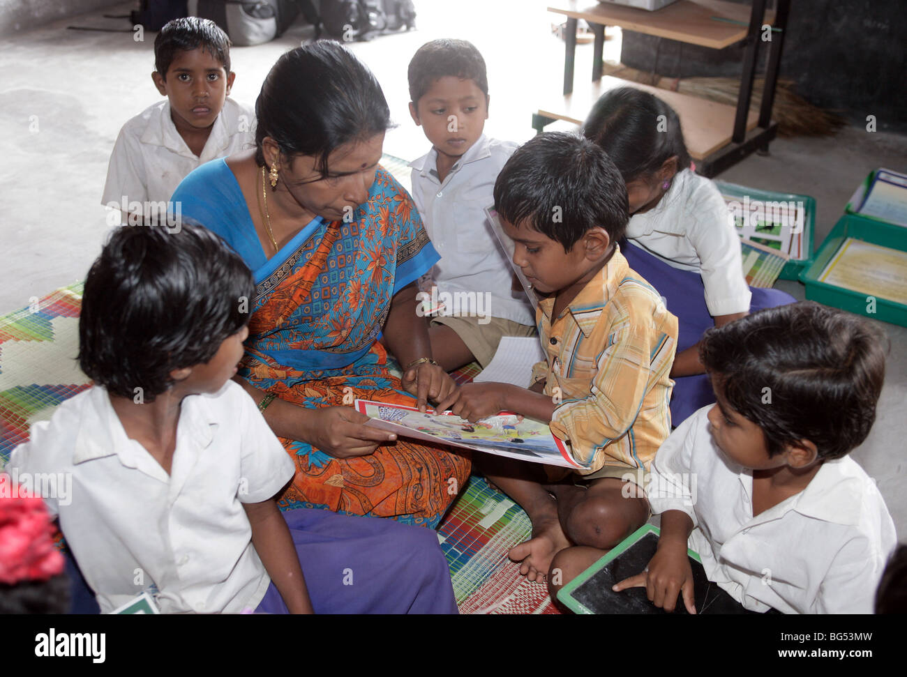 El profesor y los alumnos en un aula de una escuela en Tamil Nadu, India Foto de stock
