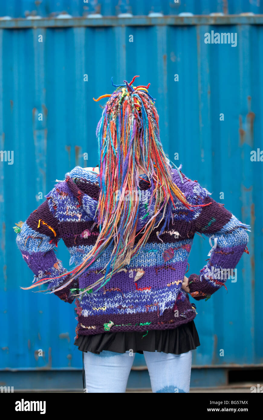 Mujer joven Hippy con varios colores de cabello y ropa alternativa modelo  plenamente liberado Fotografía de stock - Alamy
