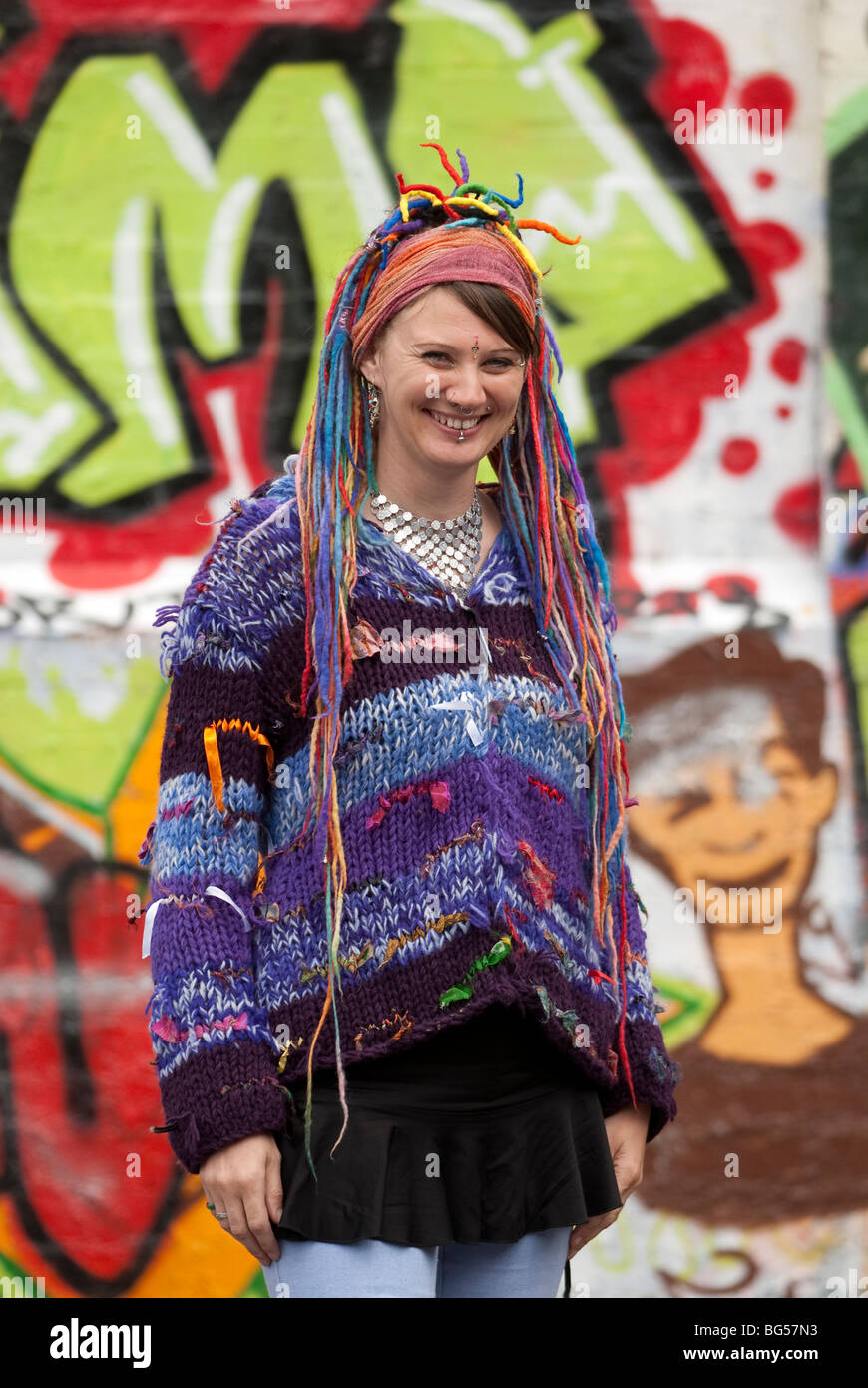 Mujer joven Hippy con varios colores de cabello y ropa alternativa modelo  plenamente liberado Fotografía de stock - Alamy
