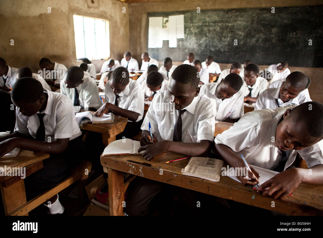 Formar cuatro estudiantes estudiar en Lunyu escuela secundaria cerca de la Reserva Forestal de Kakamega, en el oeste de Kenia. Foto de stock