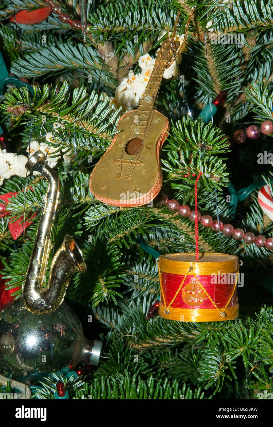 Significativo Cereza kiwi Musical instrument christmas tree ornaments fotografías e imágenes de alta  resolución - Alamy