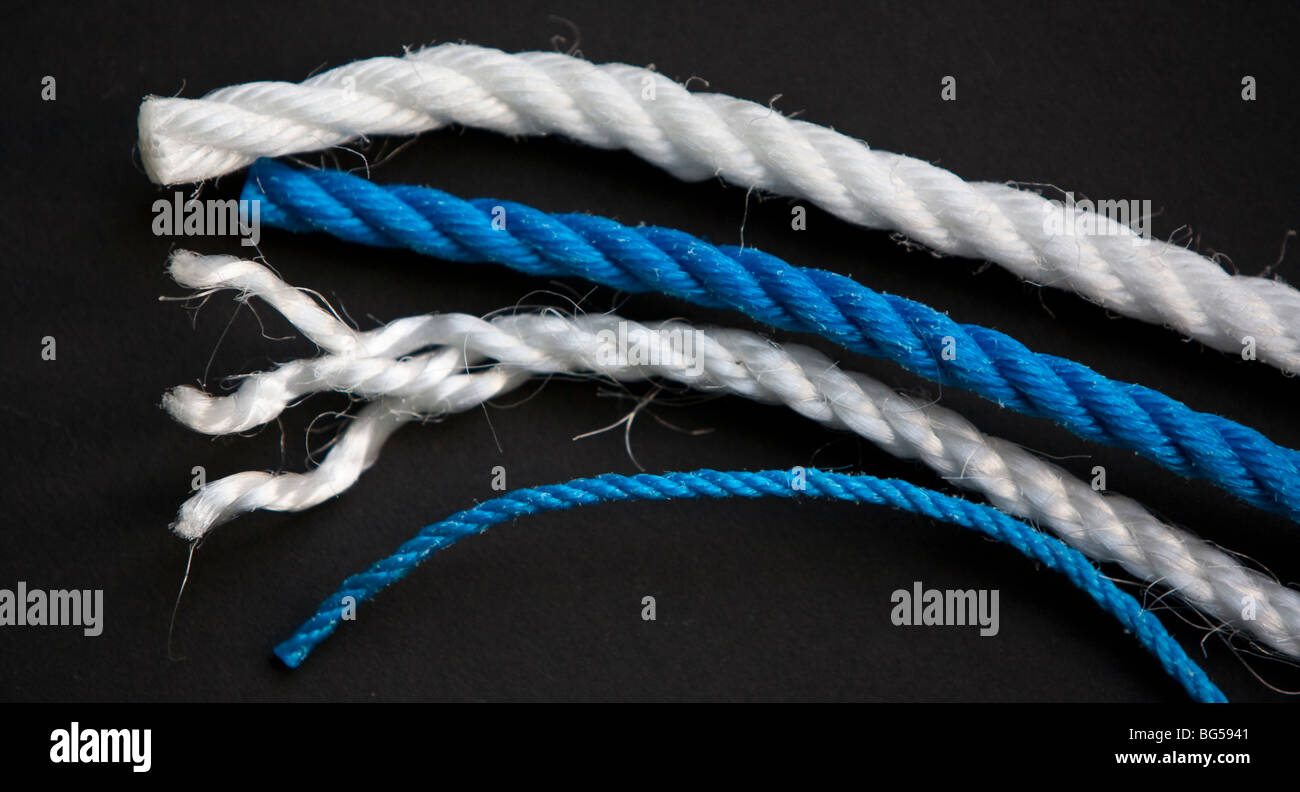 Sentado tres cuerdas de polipropileno cuerda Fotografía de stock - Alamy