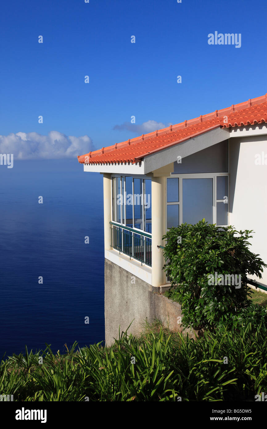 Fachada de una casa familiar de alta sobre el Océano Atlántico, en la isla de Madeira, Portugal, Europa. Foto por Willy Matheisl Foto de stock