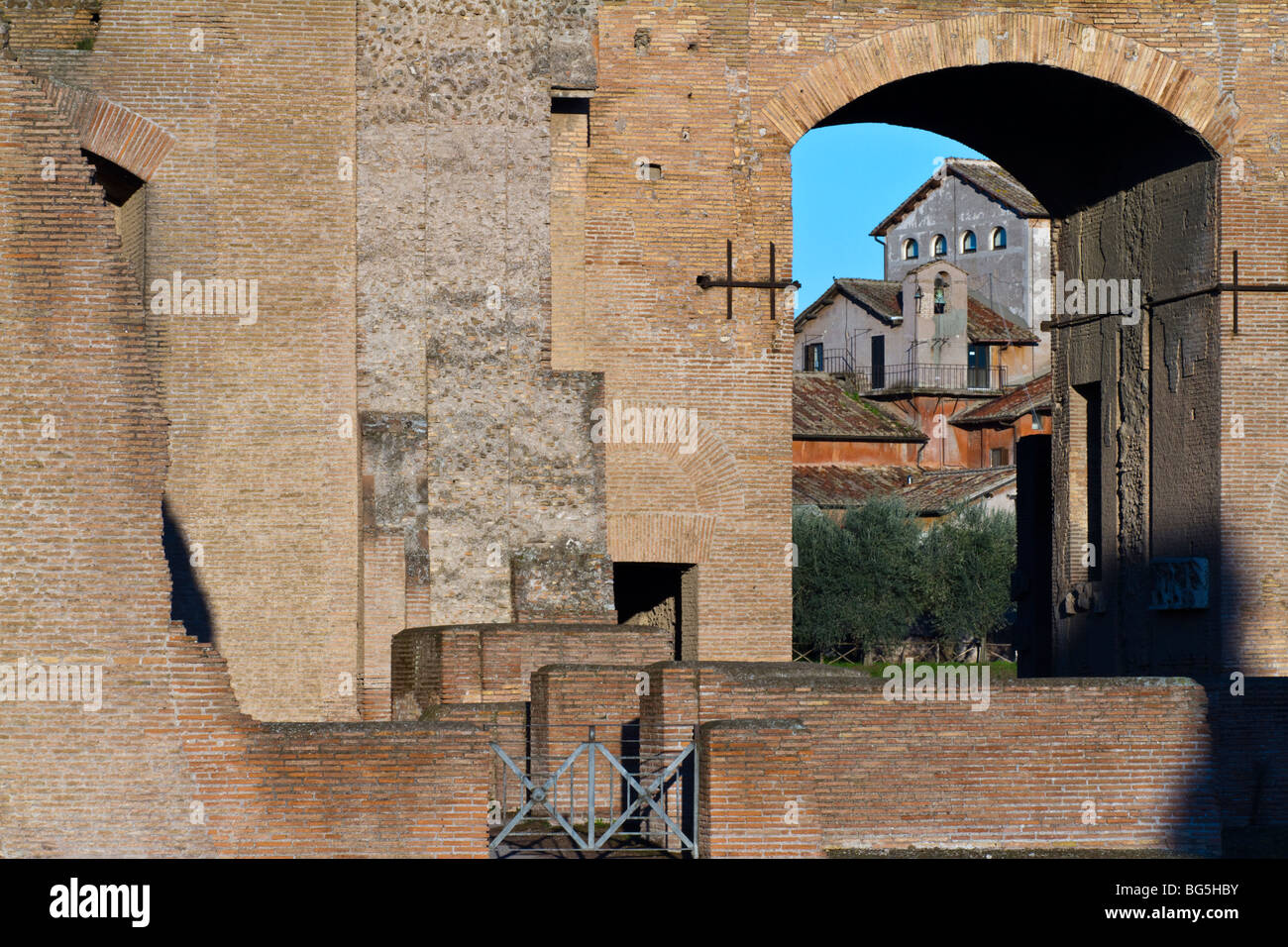 Una vista a través de un arco de la Colina Palatina, en Roma. Foto de stock