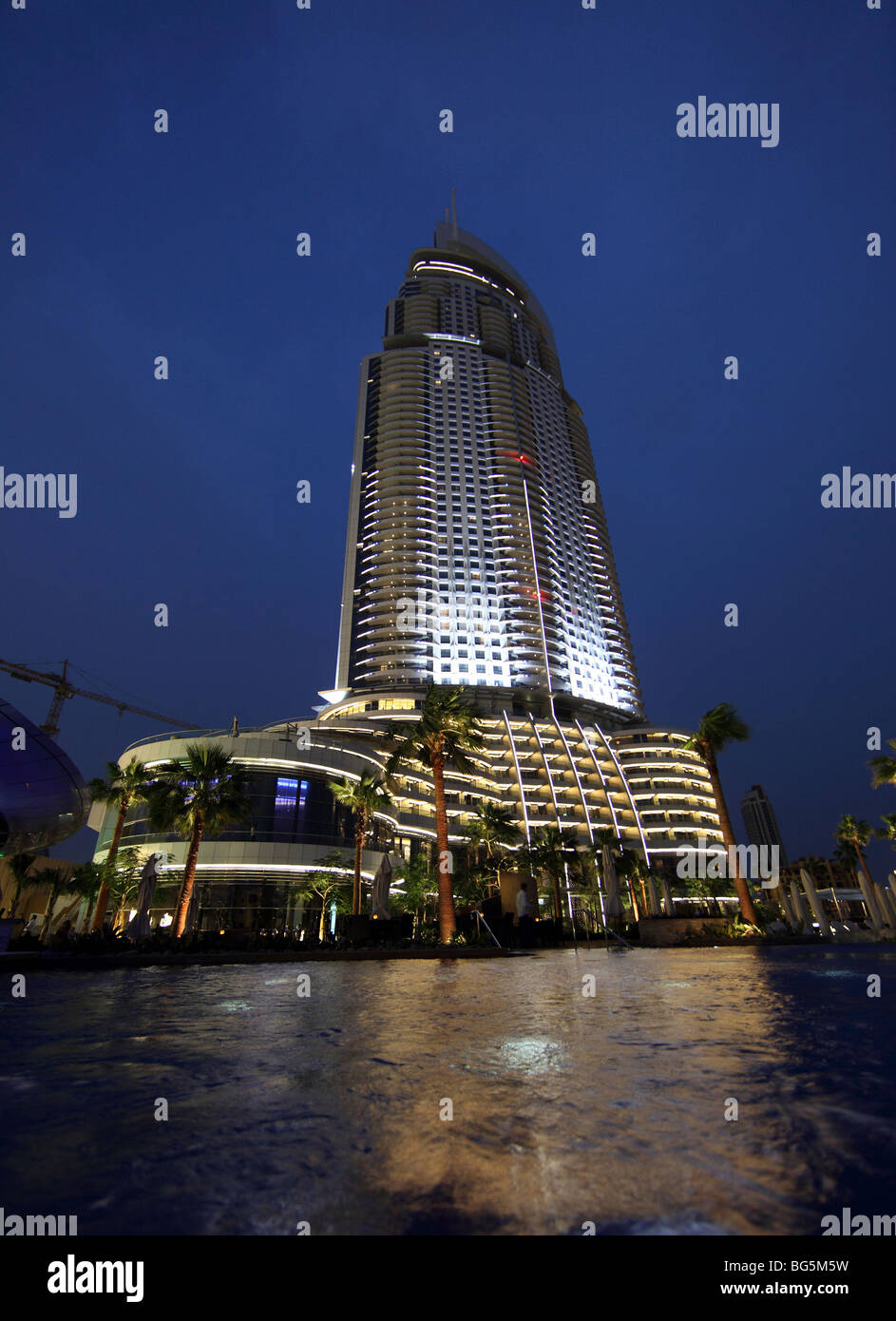La dirección del hotel por la noche, Dubai, Emiratos Árabes Unidos. Foto de stock