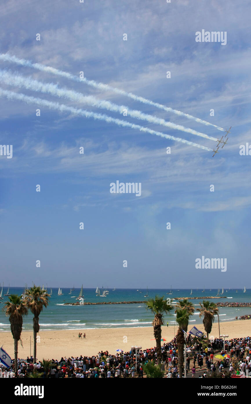 Israel, Tel Aviv-Yafo, la Fuerza Aérea muestran el día de la Independencia Foto de stock