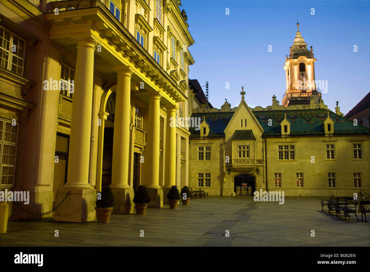El Metropolitan Palace y el ayuntamiento - Bratislava - Noche Foto de stock