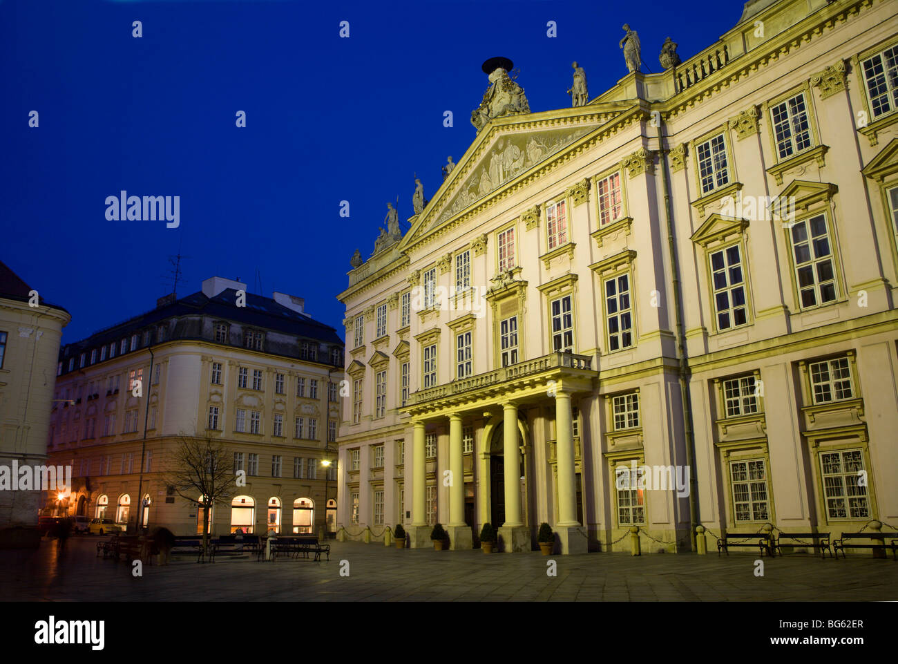 El Metropolitan Palace - Bratislava - Noche Foto de stock