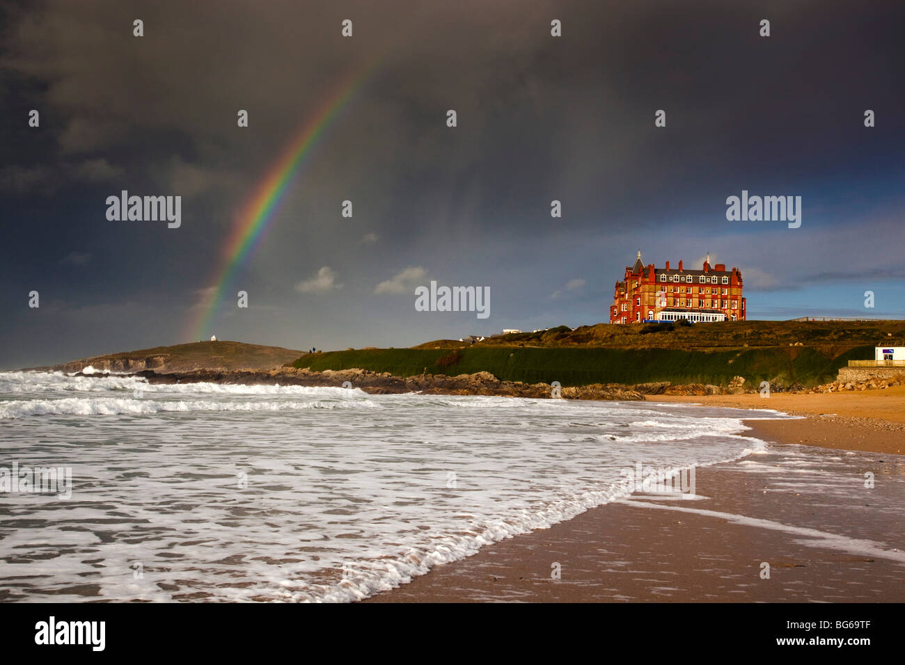 Newquay; Towan Cabeza con rainbow desde la playa Fistral; la tormenta; Cornwall Foto de stock