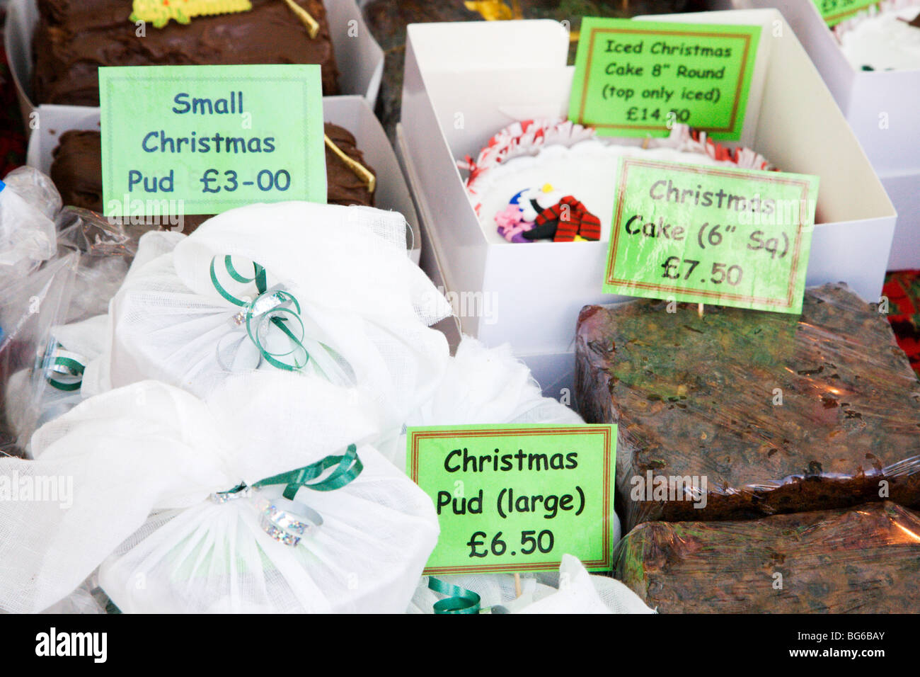 Los pudines y pasteles en un establo en el Mercadillo de Navidad Knaresborough Yorkshire, Inglaterra Foto de stock
