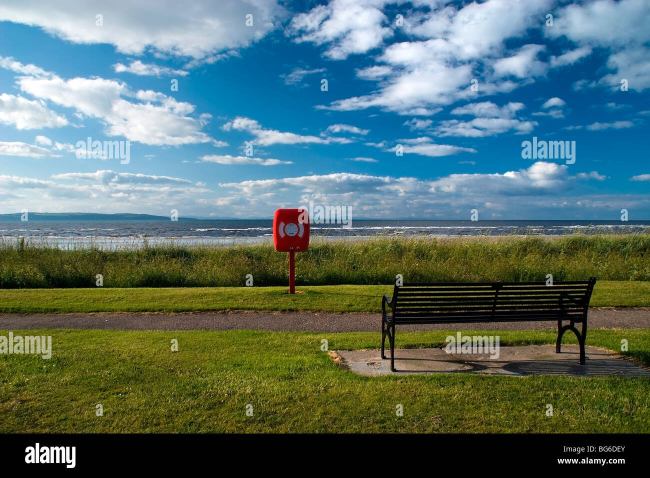 Bench hacia Moray Firth, Nairn, Moray Shire, Escocia, Reino Unido Foto de stock