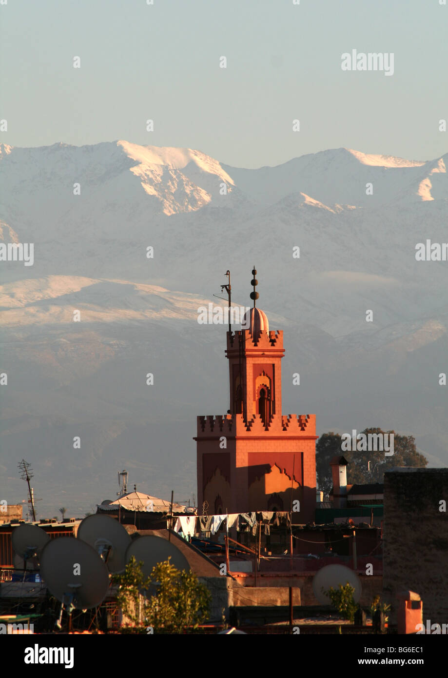 Vista de Marrakech hacia las montañas Atlas Foto de stock