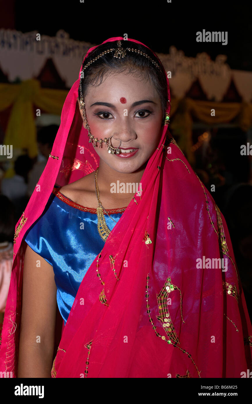 Niño Sari. Niña con vestido Sari tradicional India y Tailandia joyería cara  S. E. Asia. Los niños de la India Fotografía de stock - Alamy