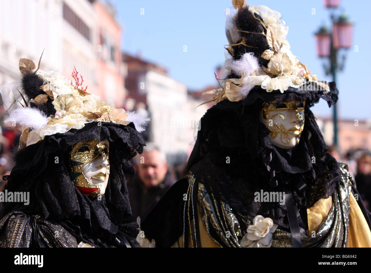 Pareja veneciana con máscaras y disfraces Fotografía de stock - Alamy