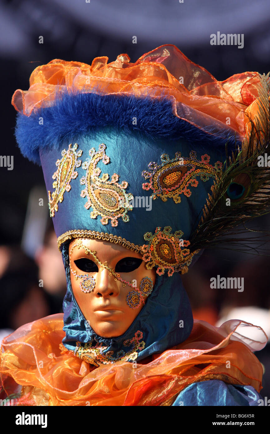 Mujer con máscara veneciana de carnaval: fotografía de stock