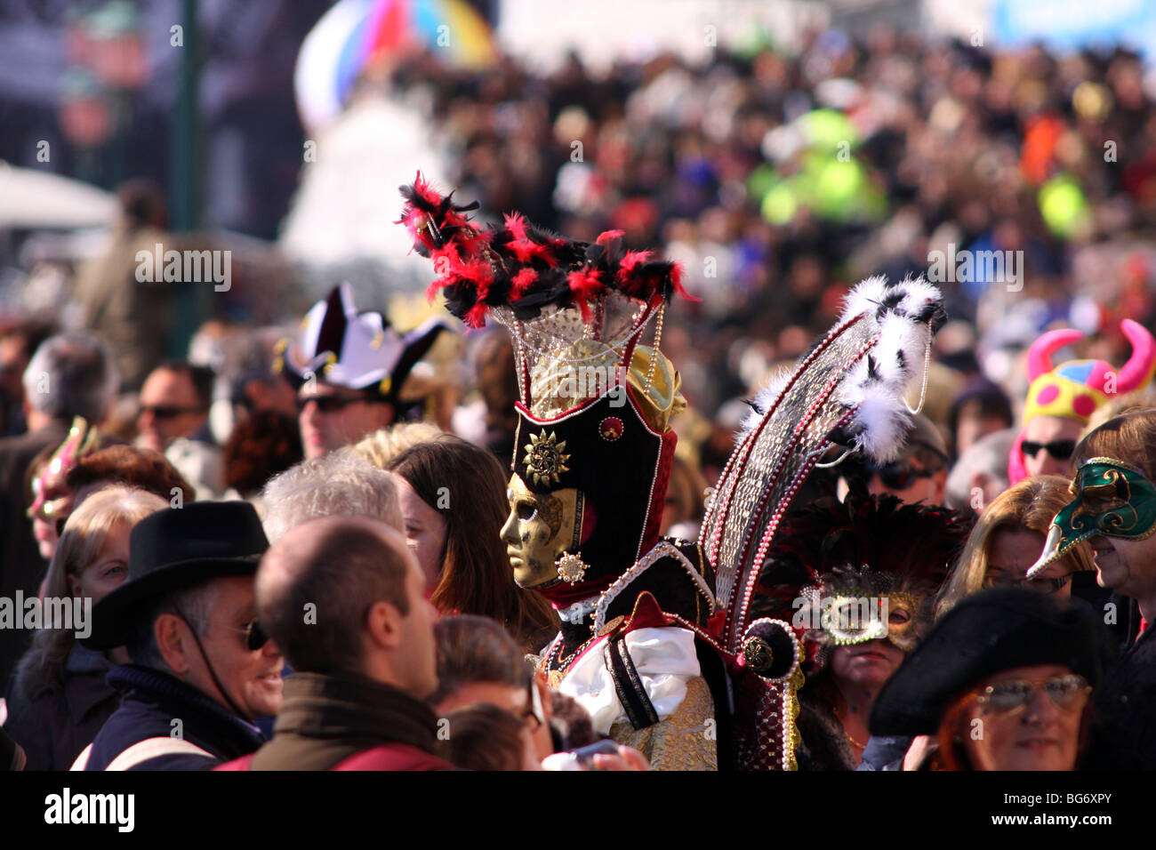 Cerca de la parte delantera de un hombre que llevaba una máscara veneciana  y el traje que representa un guerrero, el Carnaval de Venecia 2009  Fotografía de stock - Alamy