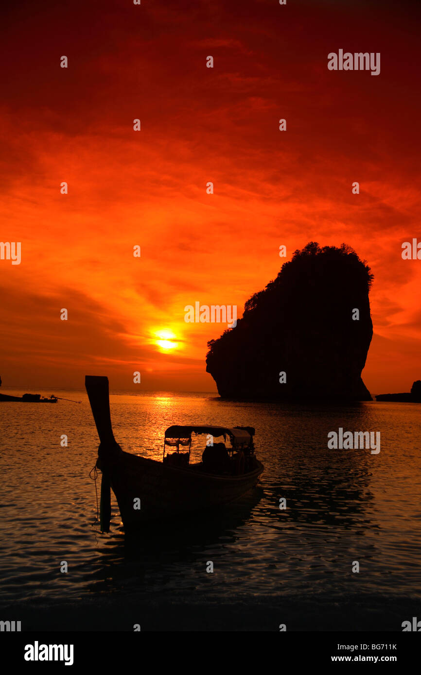 Bote de cola larga en Nui Bay al atardecer, la isla de Phi Phi Don, Tailandia Foto de stock