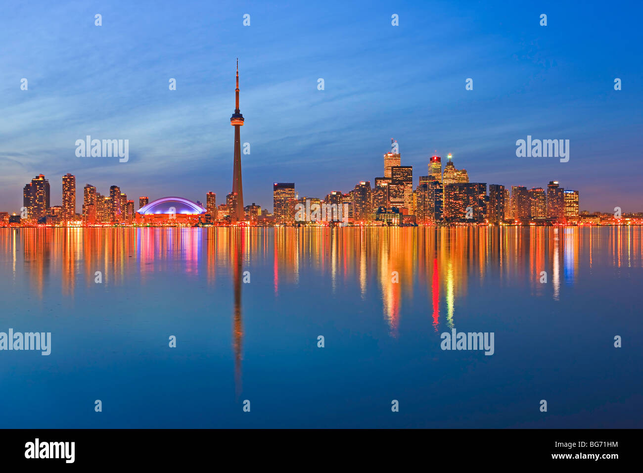 Horizonte de la ciudad de Toronto visto al atardecer desde Centre Island, Islas de Toronto, el Lago Ontario, Ontario, Canadá. Foto de stock