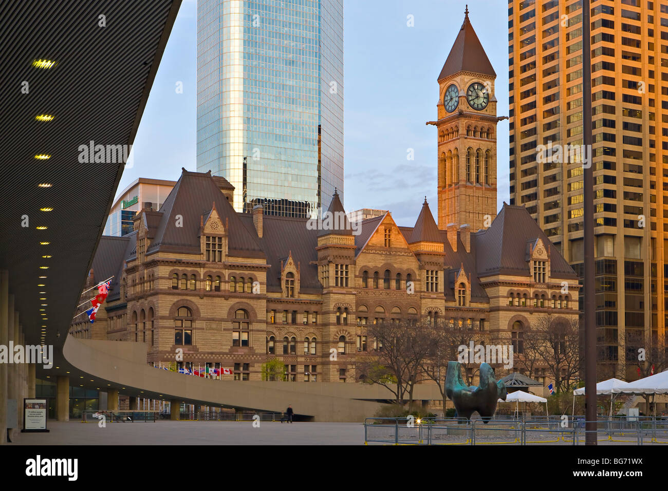Antiguo edificio del Ayuntamiento, vista desde fuera, el nuevo Ayuntamiento en el Nathan Phillips Square al atardecer en el centro de Toronto, Ontario. Foto de stock