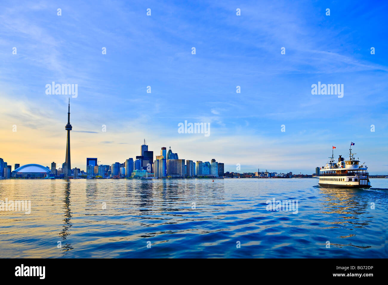 El horizonte de Toronto con la CN Tower y el Ferry de las Islas de Toronto, la ciudad de Toronto, Ontario, Canadá. Foto de stock