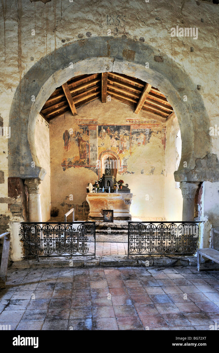 Pre romana iglesia Saint Martin des Puits, Aude, Francia. Foto de stock