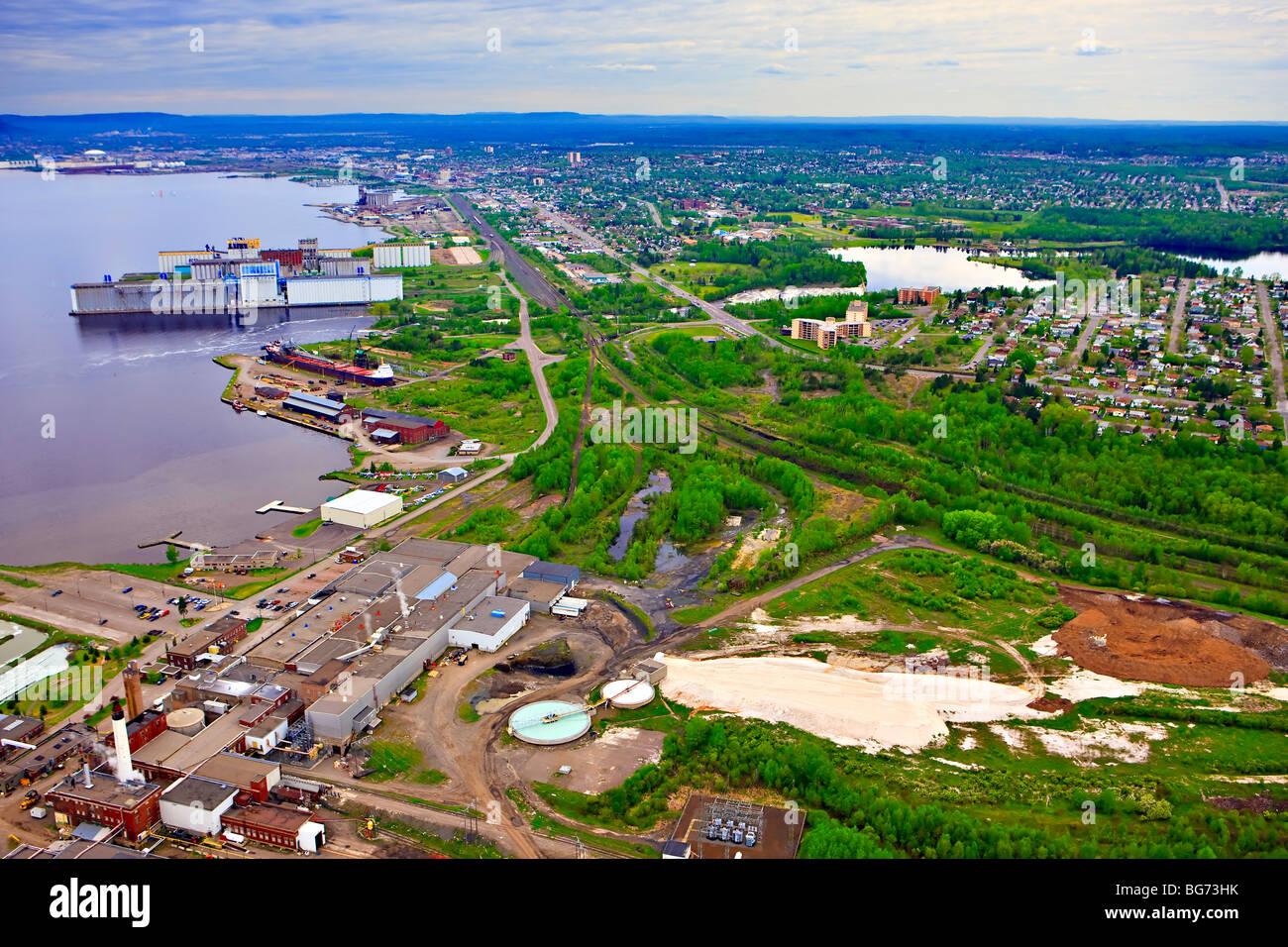 Las industrias a lo largo de las orillas del Lago Superior en la ciudad de Thunder Bay, Ontario, Canadá. Foto de stock