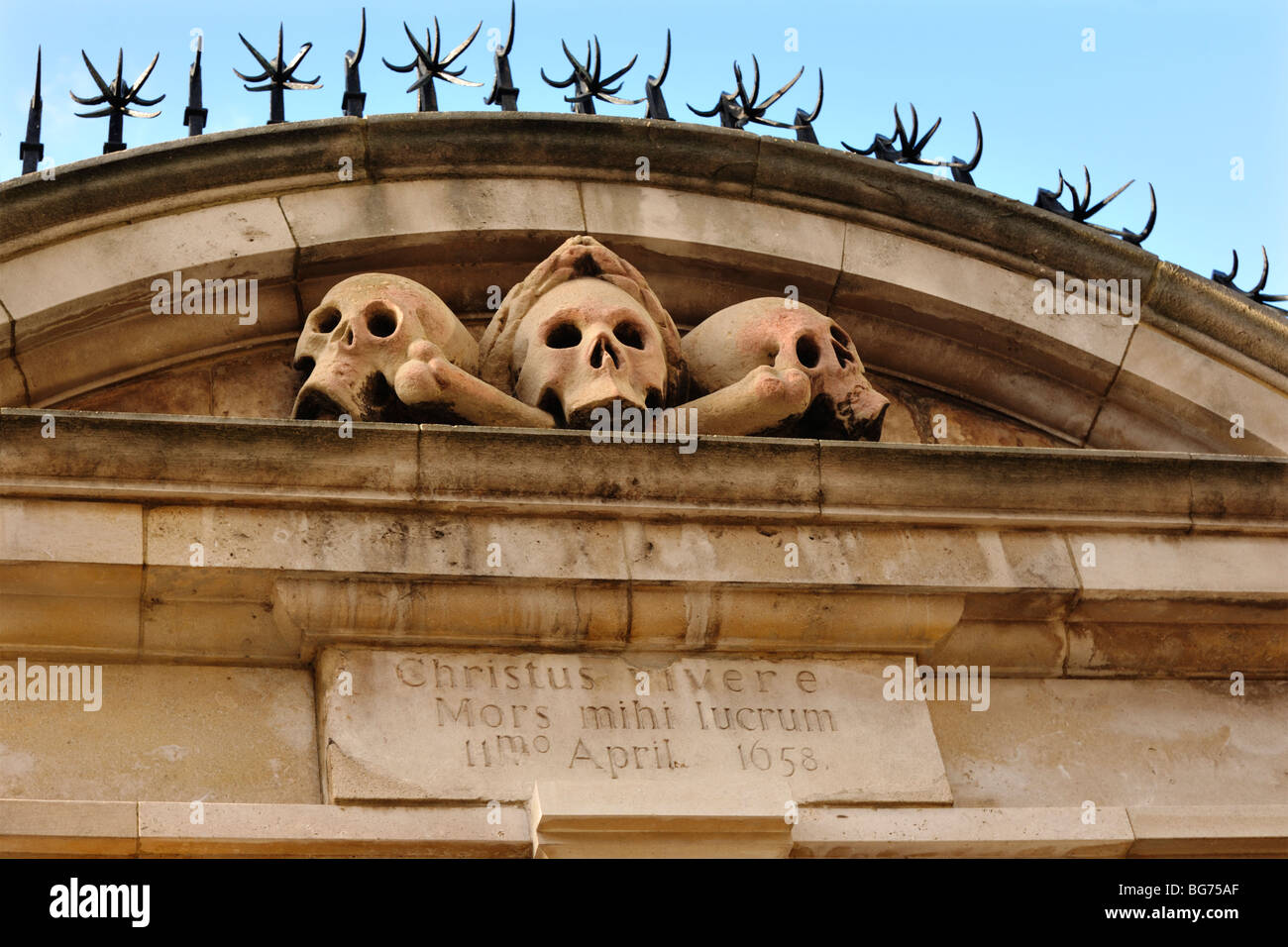 LONDRES, Reino Unido - 28 DE NOVIEMBRE de 2009: Detalle de St Olave Church Hart Street, City of London Foto de stock