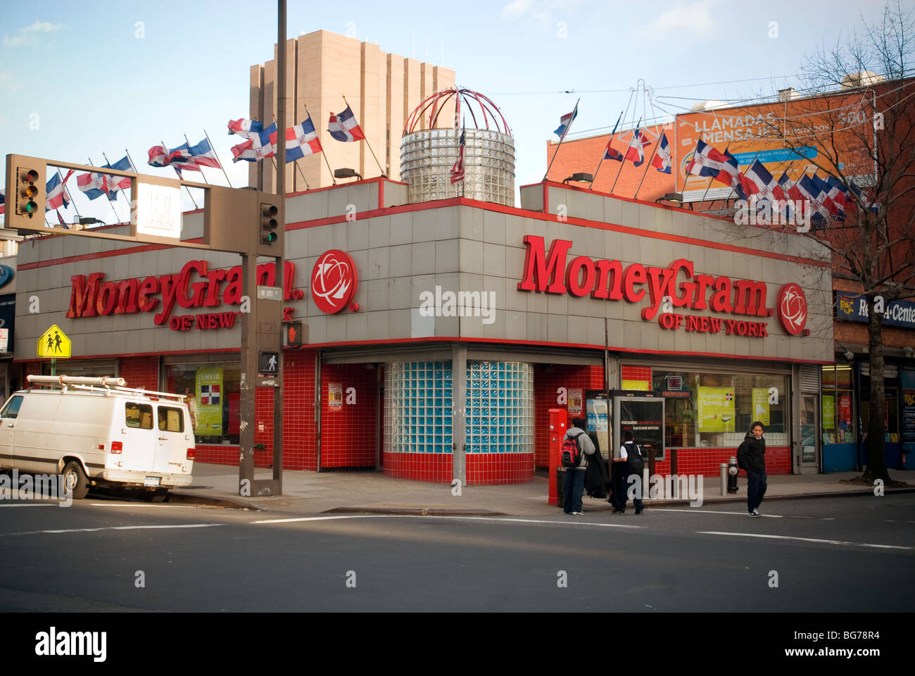 Una oficina de Moneygram, una empresa de transferencia de fondos, en el barrio predominantemente hispano de Washington Heights en Nueva York Foto de stock